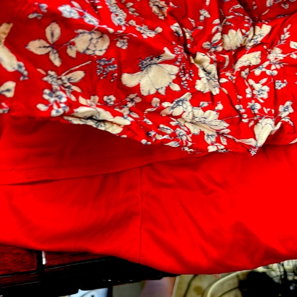 Forever 21 red floral dress. Medium but fits like small - Picture 3 of 4